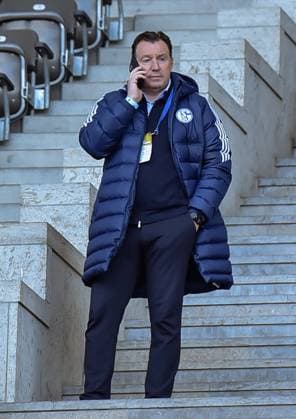 Fussball 2. Bundesliga, Hertha BSC - FC Schalke 04 17.03.2024, xdanx, Fussball 2. Bundesliga, Hertha BSC - FC Schalke 04, v.l. Marc Wilmots Sportdirektor beim FC Schalke 04 mit dem Handy am Ohr (DFL DFB REGULATIONS PROHIBIT ANY USE OF PHOTOGRAPHS as IMAGE SEQUENCES and or QUASI-VIDEO) Foto: Daniel Lakomski Mix1 Berlin Olympiastadion Berlin Berlin Deutschland (DE)