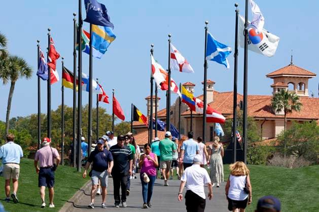 PONTE VEDRA BEACH, FL - MARCH 17: Spectators walk near the clubhouse during the final round of The Players Championship on March 17, 2024, at TPC Sawgrass in Ponte Vedra Beach, Florida. (Photo by Brian Spurlock Icon Sportswire) GOLF: MAR 17 PGA, Golf Herren THE PLAYERS Championship EDITORIAL USE ONLY Icon24031762