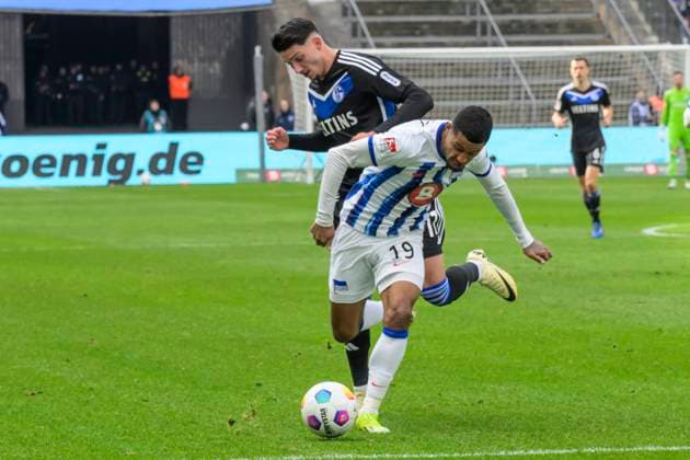 v.l. Yusuf Kabadayi ( Schalke 04, 17), Jeremy Dudziak (Hertha BSC, 19), Zweikampf, Action, Kampf, Hertha BSC - FC Schalke 04, 2. Bundesliga, Fussball, DFB, Spielzeit 2023 2024, 26. Spieltag, Olympia - Stadion Berlin, DFB DFL REGULATIONS PROHIBIT ANY USE OF PHOTOGRAPHS AS IMAGE SEQUENCES AND OR QUASI-VIDEO, 17.03. 2024,