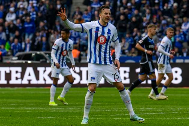 Haris Tabakovic (Hertha BSC, 25), Freisteller, Hertha BSC - FC Schalke 04, 2. Bundesliga, Fussball, DFB, Spielzeit 2023 2024, 26. Spieltag, Olympia - Stadion Berlin, DFB DFL REGULATIONS PROHIBIT ANY USE OF PHOTOGRAPHS AS IMAGE SEQUENCES AND OR QUASI-VIDEO, 17.03. 2024,
