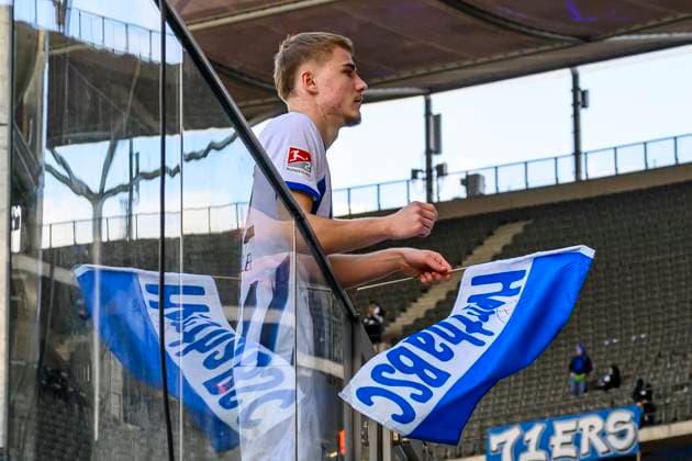 Marten Winkler (Hertha BSC, 22), mit Herthafahne beim Autogramm schreiben, Freisteller, Hertha BSC - FC Schalke 04, 2. Bundesliga, Fussball, DFB, Spielzeit 2023 2024, 26. Spieltag, Olympia - Stadion Berlin, DFB DFL REGULATIONS PROHIBIT ANY USE OF PHOTOGRAPHS AS IMAGE SEQUENCES AND OR QUASI-VIDEO, 17.03. 2024,