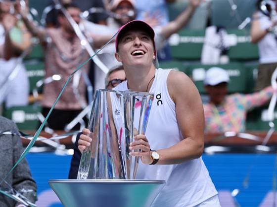INDIAN WELLS, CA - MARCH 17: Iga Swiatek (POL) holds the BNP Paribas Open championship trophy and streamers fly over her after Swiatek won a WTA, Tennis Damen finals tennis match played on March 17, 2024 at the Indian Wells Tennis Garden in Indian Wells, CA. (Photo by John Cordes Icon Sportswire) TENNIS: MAR 17 BNP Paribas Open EDITORIAL USE ONLY Icon506240317014
