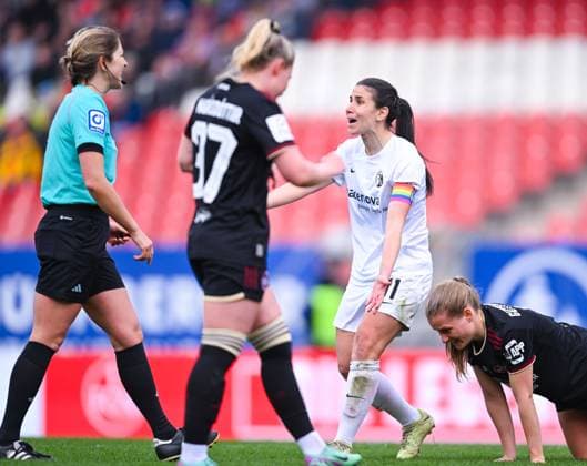 Germany, Nuernberg, 17.03.2024, Max-Morlock-Stadion, 1. FC Nuernberg vs SC Freiburg - Frauen-Bundesliga, Hasret Kayikci (SC Freiburg) complains to Schiedsrichterin Karoline Wacker Nuremberg Max-Morlock-Stadion Bavaria Germany