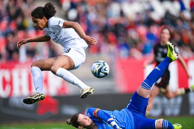 Sport Themen der Woche KW11 Sport Bilder des Tages Germany, Nuernberg, 17.03.2024, Max-Morlock-Stadion, 1. FC Nuernberg vs SC Freiburg - Frauen-Bundesliga, Lea Paulick (1. FC Nuernberg) und Cora Zicai (SC Freiburg) battle for the ball Nuremberg Max-Morlock-Stadion Bavaria Germany *** Germany, Nuremberg, 17 03 2024, Max Morlock Stadion, 1 FC Nuremberg vs SC Freiburg Frauen Bundesliga, Lea Paulick 1 FC Nuremberg and Cora Zicai SC Freiburg battle for the ball Nuremberg Max Morlock Stadion Bavaria Germany eu-images-738