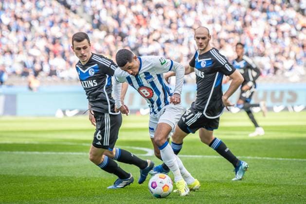 2. Fußball Bundesliga, Hertha BSC vs FC Schalke 04; Berlin, 17.03.2024 Ron Schallenberg (FC Schalke 04, 6), Jeremy Dudziak (Hertha BSC, 19) 2. Fußball Bundesliga, Hertha BSC vs FC Schalke 04, Olympiastadion, Berlin, 17.03.2024 DFL REGULATIONS PROHIBIT ANY USE OF PHOTOGRAPHS AS IMAGE SEQUENCES AND OR QUASI-VIDEO.