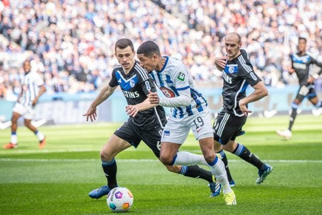 2. Fußball Bundesliga, Hertha BSC vs FC Schalke 04; Berlin, 17.03.2024 Ron Schallenberg (FC Schalke 04, 6), Jeremy Dudziak (Hertha BSC, 19) 2. Fußball Bundesliga, Hertha BSC vs FC Schalke 04, Olympiastadion, Berlin, 17.03.2024 DFL REGULATIONS PROHIBIT ANY USE OF PHOTOGRAPHS AS IMAGE SEQUENCES AND OR QUASI-VIDEO.