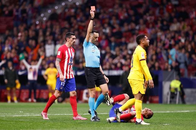 Sport Themen der Woche KW11 Sport Bilder des Tages March 17, 2024: Nahuel Molina of Atletico de Madrid see the red card during the Spanish League, LaLiga EA Sports, football match played between Atletico de Madrid and FC Barcelona, Barca at Civitas Metropolitano stadium on March 17, 2024, in Madrid, Spain. - ZUMAa181 20240317_zaa_a181_219 Copyright: xOscarxJ.xBarrosox