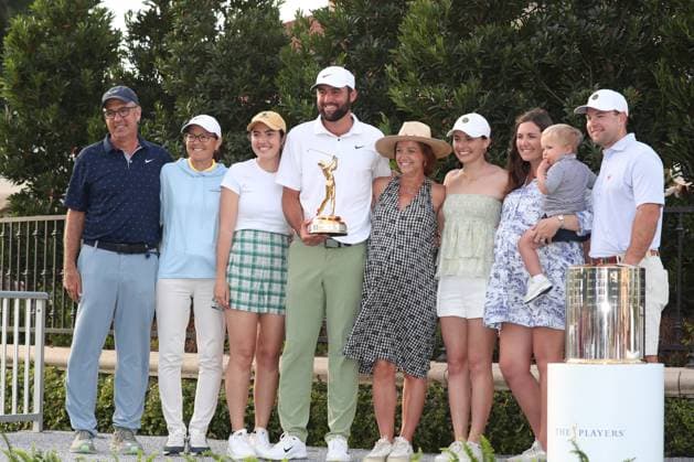 PONTE VEDRA BEACH, FL - MARCH 17: PGA, Golf Herren golfer Scottie Scheffler poses with his family and with the trophy after winning The Players Championship on March 17, 2024, at TPC Sawgrass in Ponte Vedra Beach, Florida. (Photo by Brian Spurlock Icon Sportswire) GOLF: MAR 17 PGA THE PLAYERS Championship EDITORIAL USE ONLY Icon24031769
