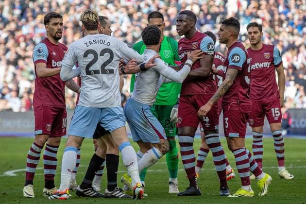 Sport Themen der Woche KW11 Sport Bilder des Tages West Ham United v Aston Villa Premier League 17 03 2024. West Ham United and Aston Villa players clash during the Premier League match between West Ham United and Aston Villa at the London Stadium, London, England on 17 March 2024. Editorial use only DataCo restrictions apply See www.football-dataco.com , Copyright: xIanxStephenx PSI-19263-0151