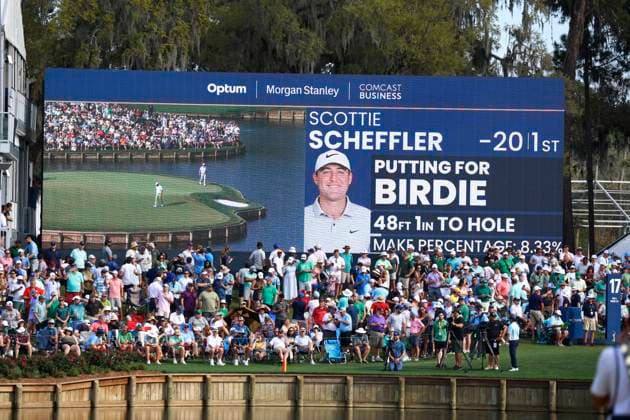 PONTE VEDRA BEACH, FL - MARCH 17: Fans watch PGA, Golf Herren golfer Scottie Scheffler play the 17th hole during the final round of The Players Championship on March 17, 2024, at TPC Sawgrass in Ponte Vedra Beach, Florida. (Photo by Brian Spurlock Icon Sportswire) GOLF: MAR 17 PGA THE PLAYERS Championship EDITORIAL USE ONLY Icon240317116