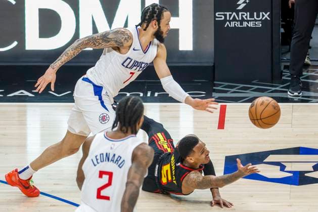 Sport Themen der Woche KW11 Sport Bilder des Tages March 17, 2024, Los Angeles, California, USA: Atlanta Hawks Dejountee Murray 5 and Los Angeles Clippers Amir Coffey 7 vie for the ball during an NBA, Basketball Herren, USA basketball game at Crypto.com Arena on Sunday, March 17, 2024 in Los Angeles. Los Angeles USA - ZUMAc68_ 20240317_zaf_c68_002 Copyright: xRingoxChiux