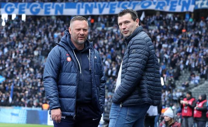 Trainer Pal Dardai, Sportdirektor Benjamin Weber Aktion Oberkörper Fußball Fussball DFL 2.Bundesliga Herren 26.Spieltag Saison 2023 2024 17.03.2024 Hertha BSC Berlin vs. FC Schalke 04 DFL regulations prohibit any use of photographs as image sequences and or quasi-video