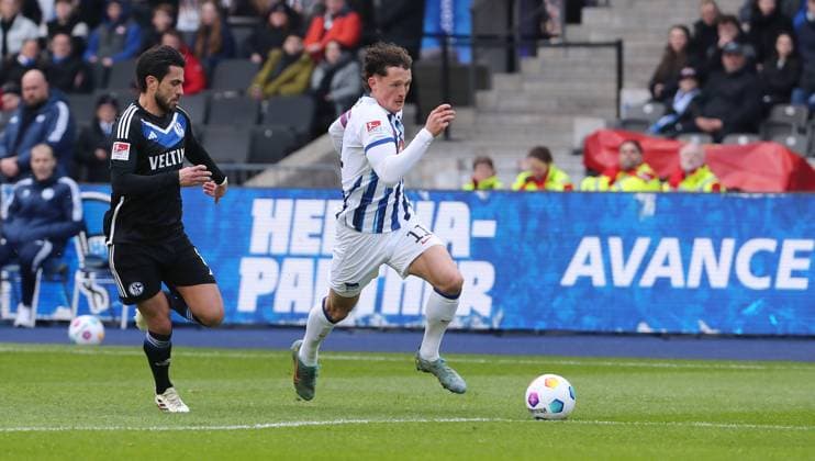 Danny Latza, Fabian Reese Zweikampf Spielszene Aktion Fußball Fussball DFL 2.Bundesliga Herren 26.Spieltag Saison 2023 2024 17.03.2024 Hertha BSC Berlin vs. FC Schalke 04 DFL regulations prohibit any use of photographs as image sequences and or quasi-video
