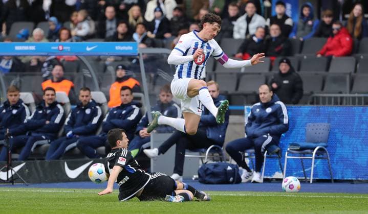 Fabian Reese im Zweikampf mit Ron Schallenberg Fußball Fussball DFL 2.Bundesliga Herren 26.Spieltag Saison 2023 2024 17.03.2024 Hertha BSC Berlin vs. FC Schalke 04 DFL regulations prohibit any use of photographs as image sequences and or quasi-video