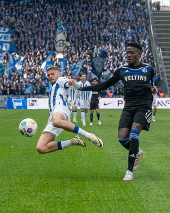 Fussball, Herren, Saison 2023 2024, 2. Bundesliga (26. Spieltag), Hertha BSC - FC Schalke 04, v. l. Marton Dardai (Hertha BSC), Bryan Lasme (Schalke 04), 17.03.2024,
