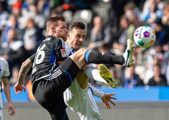 Fussball, Herren, Saison 2023 2024, 2. Bundesliga (26. Spieltag), Hertha BSC - FC Schalke 04, v. l. Tomas Kalas (Schalke 04), Haris Tabakovic (Hertha BSC), 17.03.2024,