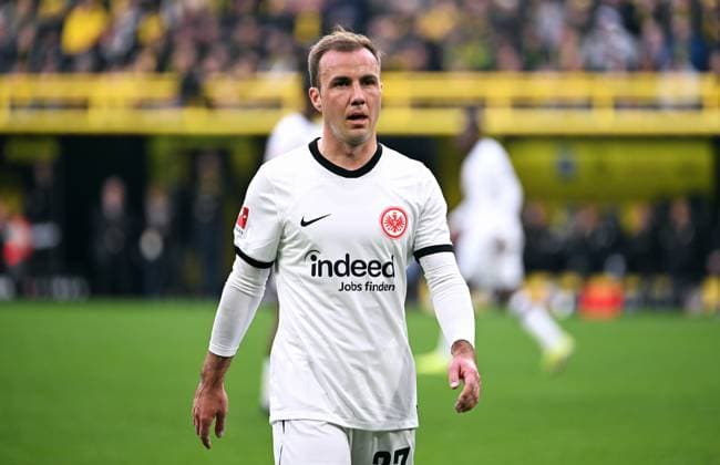 Fussball, Bundesliga, Deutschland, Herren, Saison 2023 2024, 26. Spieltag, Signal Iduna Park Dortmund: Bor. Dortmund - Eintracht Frankfurt 3:1; Mario Götze (SGE). Aktion, Einzelbild. DFB DFL REGULATIONS PROHIBIT ANY USE OF PHOTOGRAPHS AS IMAGE SEQUENCES AND OR QUASI-VIDEO