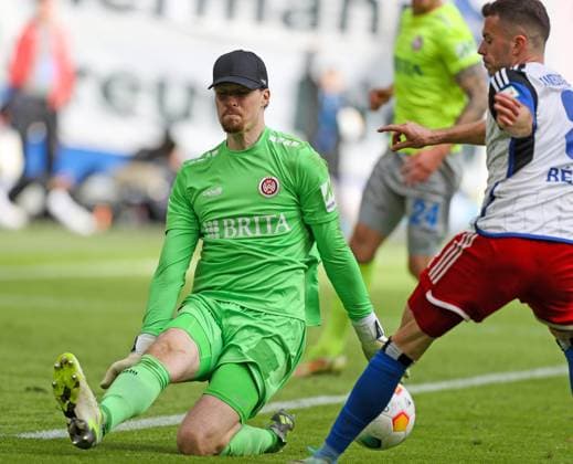 Fussball - 2. BL - Hamburger SV - SV Wehen Wiesbaden - 17.03.24, Florian Stritzel (SVWW), Laszlo Benes (HSV), -