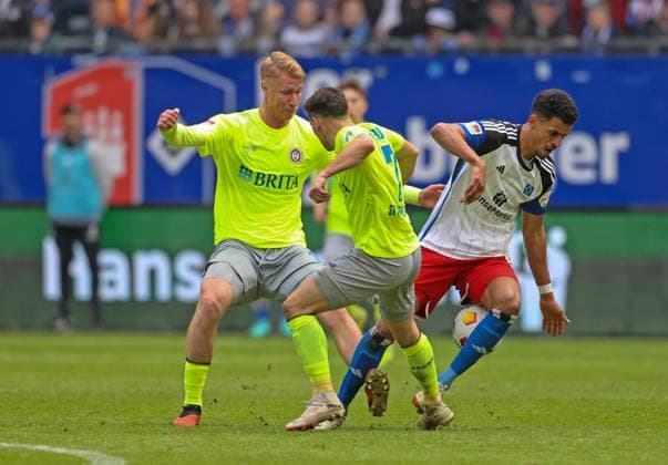 Fussball - 2. BL - Hamburger SV - SV Wehen Wiesbaden - 17.03.24, Bjarke Jacobsen, Robin Heußer (SVWW), Robert Glatzel (HSV), -