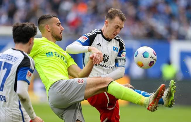 Fussball - 2. BL - Hamburger SV - SV Wehen Wiesbaden - 17.03.24, Ivan Prtajin (SVWW), Sebastian Schonlau (HSV), -