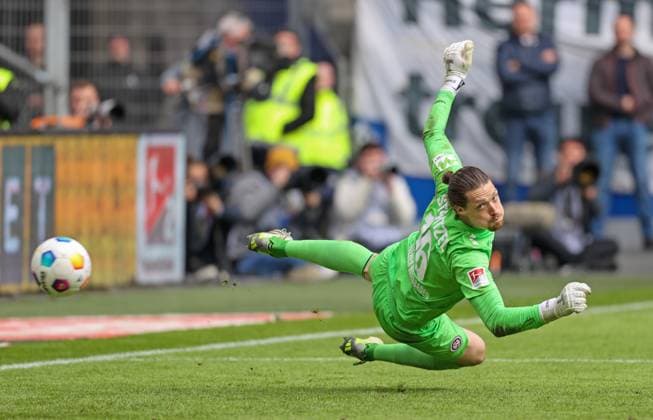 Fussball - 2. BL - Hamburger SV - SV Wehen Wiesbaden - 17.03.24, Florian Striztel (SVWW), -