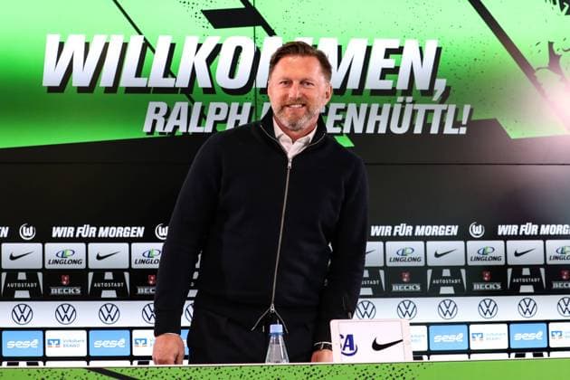 Sport Themen der Woche KW12 Sport Bilder des Tages Trainer Ralph Hasenhüttl (VfL Wolfsburg) - 1. Fussball Bundesliga Saison 2023-2024 Pressekonferenz VfL Wolfsburg in der Volkswagen Arena in Wolfsburg zur Vorstellung von Trainer Ralph Hasenhüttl - Fussball,Deutschland,Mann,Männer,18.03.2024 *** Coach Ralph Hasenhüttl VfL Wolfsburg 1 Football Bundesliga Season 2023 2024 Press conference VfL Wolfsburg at the Volkswagen Arena in Wolfsburg for the presentation of coach Ralph Hasenhüttl Football,Germany,Man,Men,18 03 2024