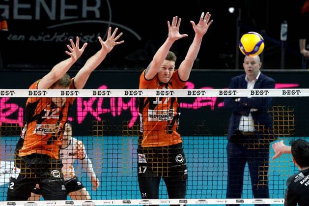 DEU, DVV, 1.VBL, BR Volleys vs. Karlsruhe, 17.03.2024, Max-Schmeling-Halle, Berlin, DEU, DVV, 1.VBL, BR Volleys vs. Karlsruhe, im Bild Saso Stalekar (BR Volleys 12), Marek Sotola (BR Volleys 17), Trainer Joel Banks (BR Volleys) Foto: Juergen Engler nordphoto GmbH
