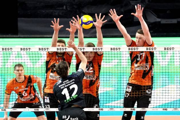DEU, DVV, 1.VBL, BR Volleys vs. Karlsruhe, 17.03.2024, Max-Schmeling-Halle, Berlin, DEU, DVV, 1.VBL, BR Volleys vs. Karlsruhe, im Bild Ruben Schott (BR Volleys 13), Saso Stalekar (BR Volleys 12), Marek Sotola (BR Volleys 17), Lukas Jaeger (Karlsruhe 12) Foto: Juergen Engler nordphoto GmbH