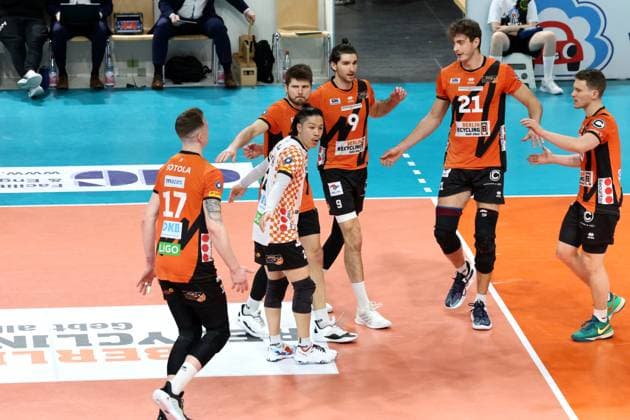 DEU, DVV, 1.VBL, BR Volleys vs. Karlsruhe, 17.03.2024, Max-Schmeling-Halle, Berlin, DEU, DVV, 1.VBL, BR Volleys vs. Karlsruhe, im Bild BR Volleys-Spielerkreis, Marek Sotola (BR Volleys 17), Ruben Schott (BR Volleys 13), Timothee Carle (BR Volleys 9), Tobias Krick (BR Volleys 21), Johannes Tille (BR Volleys 6), Satoshi Tsuiki (BR Volleys 2) Foto: Juergen Engler nordphoto GmbH