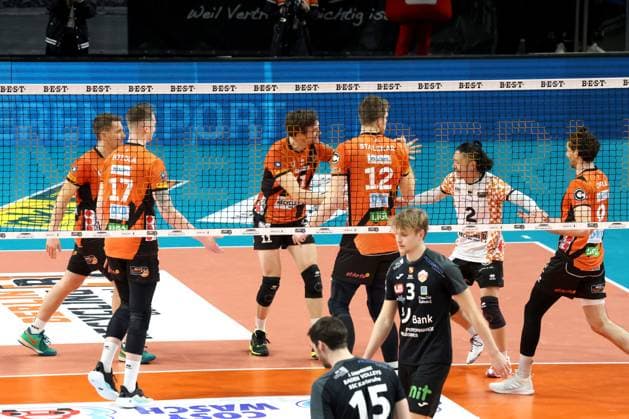 DEU, DVV, 1.VBL, BR Volleys vs. Karlsruhe, 17.03.2024, Max-Schmeling-Halle, Berlin, DEU, DVV, 1.VBL, BR Volleys vs. Karlsruhe, im Bild BR Volleys-Spielerkreis, Jannik Brentel (Karlsruhe 3), Jens Sandmeier (Karlsruhe 15) Foto: Juergen Engler nordphoto GmbH