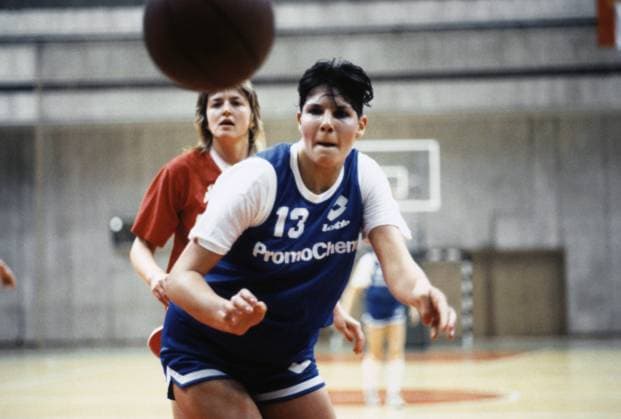 January 1 - March 16, 1990. Moscow, USSR. Soviet basketball player Elen Bunatyanets (front) takes part in the group stage match of the 32th European Women s Basketball Champions Cup between CSKA Moscow and Crvena Zvezda Yugoslavia at the CSKA Universal Sports Complex. The winner of the match is the CSKA team. The exact date of the photograph is unknown. Igor Utkin TASS  19120856