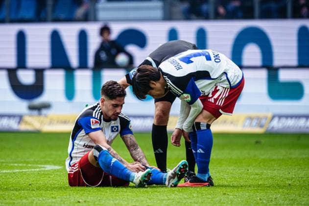 Verletzung Ludovit Reis (Hamburger SV, 14) GER, Hamburger SV vs. SV Wehen Wiesbaden, Fussball, 2. Bundesliga, Spieltag 26, Saison 2023 2024, 17.03.2024 DFL REGULATIONS PROHIBIT ANY USE OF PHOTOGRAPHS AS IMAGE SEQUENCES AND OR QUASI-VIDEO GER, Hamburger SV vs. SV Wehen Wiesbaden, Fussball, 2. Bundesliga, Spieltag 26, Saison 2023 2024, 17.03.2024 Hamburg