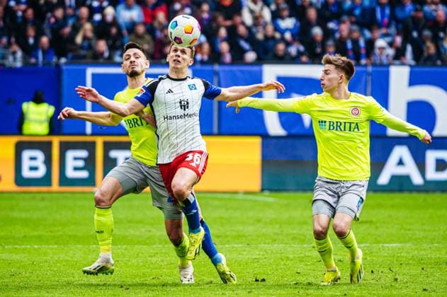 Nico Rieble (SV Wehen Wiesbaden, 27), Anssi Suhonen (Hamburger SV, 36), Nick Baetzner (SV Wehen Wiesbaden, 08) GER, Hamburger SV vs. SV Wehen Wiesbaden, Fussball, 2. Bundesliga, Spieltag 26, Saison 2023 2024, 17.03.2024 DFL REGULATIONS PROHIBIT ANY USE OF PHOTOGRAPHS AS IMAGE SEQUENCES AND OR QUASI-VIDEO GER, Hamburger SV vs. SV Wehen Wiesbaden, Fussball, 2. Bundesliga, Spieltag 26, Saison 2023 2024, 17.03.2024 Hamburg