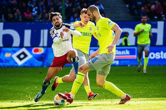 Immanuel Pherai (Hamburger SV, 10), Lasse Guenther (SV Wehen Wiesbaden, 29), Aleksandar Vukotic (SV Wehen Wiesbaden, 26) GER, Hamburger SV vs. SV Wehen Wiesbaden, Fussball, 2. Bundesliga, Spieltag 26, Saison 2023 2024, 17.03.2024 DFL REGULATIONS PROHIBIT ANY USE OF PHOTOGRAPHS AS IMAGE SEQUENCES AND OR QUASI-VIDEO GER, Hamburger SV vs. SV Wehen Wiesbaden, Fussball, 2. Bundesliga, Spieltag 26, Saison 2023 2024, 17.03.2024 Hamburg