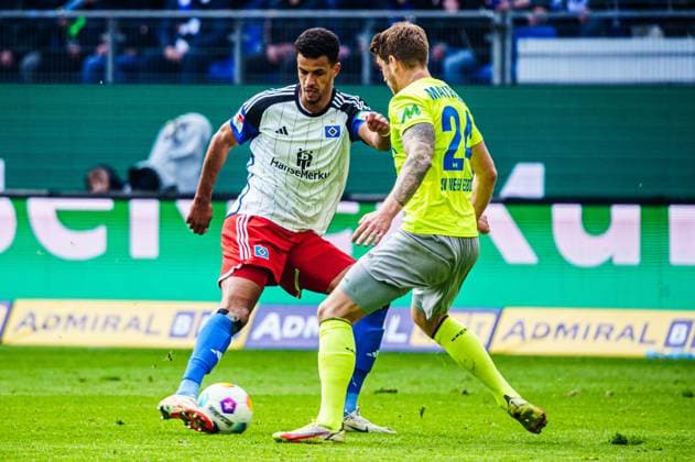 Robert Glatzel (Hamburger SV, 09), Marcus Mathisen (SV Wehen Wiesbaden, 24) GER, Hamburger SV vs. SV Wehen Wiesbaden, Fussball, 2. Bundesliga, Spieltag 26, Saison 2023 2024, 17.03.2024 DFL REGULATIONS PROHIBIT ANY USE OF PHOTOGRAPHS AS IMAGE SEQUENCES AND OR QUASI-VIDEO GER, Hamburger SV vs. SV Wehen Wiesbaden, Fussball, 2. Bundesliga, Spieltag 26, Saison 2023 2024, 17.03.2024 Hamburg