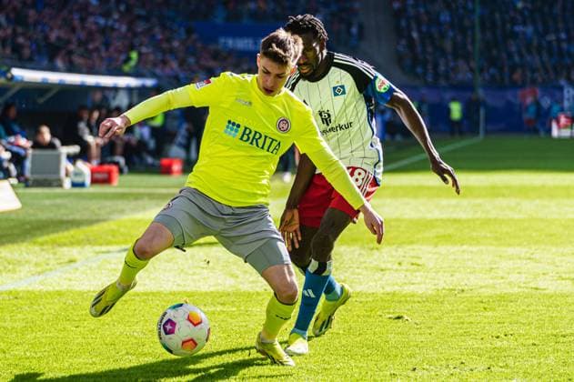 Nick Baetzner (SV Wehen Wiesbaden, 08), Bakery Jatta (Hamburger SV, 18) GER, Hamburger SV vs. SV Wehen Wiesbaden, Fussball, 2. Bundesliga, Spieltag 26, Saison 2023 2024, 17.03.2024 DFL REGULATIONS PROHIBIT ANY USE OF PHOTOGRAPHS AS IMAGE SEQUENCES AND OR QUASI-VIDEO GER, Hamburger SV vs. SV Wehen Wiesbaden, Fussball, 2. Bundesliga, Spieltag 26, Saison 2023 2024, 17.03.2024 Hamburg
