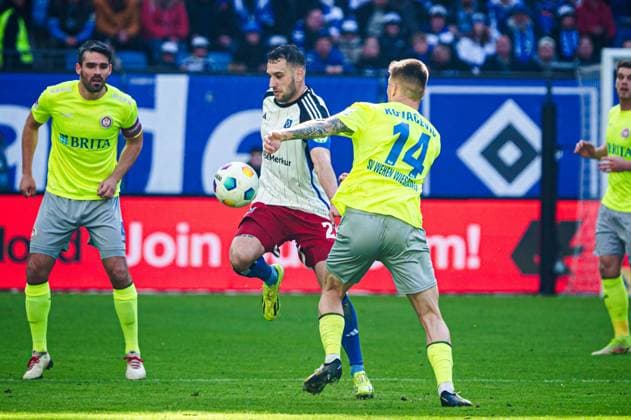 Levin Oeztunali (Hamburger SV, 21), Franko Kovacevic (SV Wehen Wiesbaden, 14) GER, Hamburger SV vs. SV Wehen Wiesbaden, Fussball, 2. Bundesliga, Spieltag 26, Saison 2023 2024, 17.03.2024 DFL REGULATIONS PROHIBIT ANY USE OF PHOTOGRAPHS AS IMAGE SEQUENCES AND OR QUASI-VIDEO GER, Hamburger SV vs. SV Wehen Wiesbaden, Fussball, 2. Bundesliga, Spieltag 26, Saison 2023 2024, 17.03.2024 Hamburg