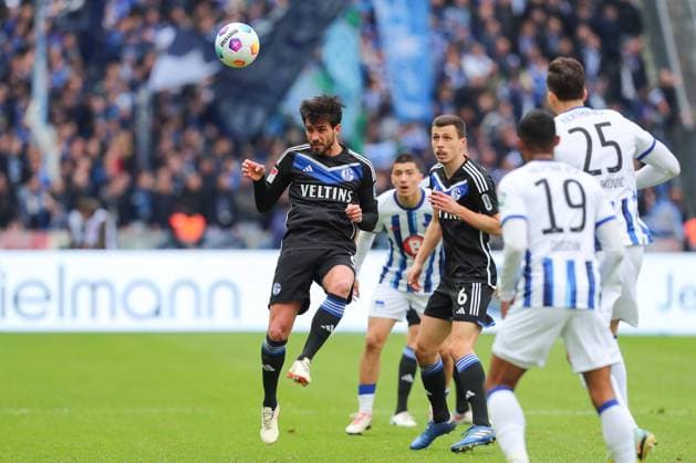 17.03.2024, xtgx, Fussball 2. Bundesliga, Hertha BSC - FC Schalke 04 emspor, v.l. Danny Latza (Schalke, 8) Kopfball (DFL DFB REGULATIONS PROHIBIT ANY USE OF PHOTOGRAPHS as IMAGE SEQUENCES and or QUASI-VIDEO) Berlin