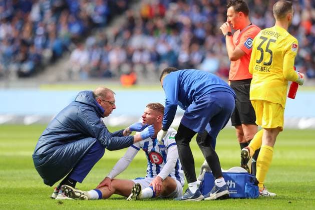 17.03.2024, xtgx, Fussball 2. Bundesliga, Hertha BSC - FC Schalke 04 emspor, v.l. Marton Dardai (Hertha, 31) verletzt, Verletzung (DFL DFB REGULATIONS PROHIBIT ANY USE OF PHOTOGRAPHS as IMAGE SEQUENCES and or QUASI-VIDEO) Berlin