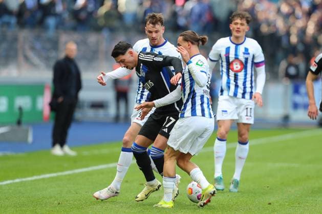 17.03.2024, xtgx, Fussball 2. Bundesliga, Hertha BSC - FC Schalke 04 emspor, v.l. Pascal Klemens (Hertha, 41), Yusuf Kadabayi (Schalke, 17), Michal Karbownik (Hertha, 6) Zweikampf, Duell, Kampf, tackle (DFL DFB REGULATIONS PROHIBIT ANY USE OF PHOTOGRAPHS as IMAGE SEQUENCES and or QUASI-VIDEO) Berlin