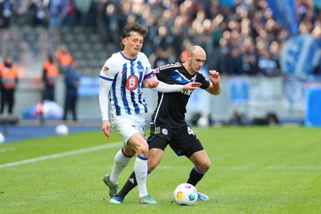17.03.2024, xtgx, Fussball 2. Bundesliga, Hertha BSC - FC Schalke 04 emspor, v.l. Fabian Reese (Hertha, 11), Henning Matriciani (Schalke, 41) Zweikampf, Duell, Kampf, tackle (DFL DFB REGULATIONS PROHIBIT ANY USE OF PHOTOGRAPHS as IMAGE SEQUENCES and or QUASI-VIDEO) Berlin