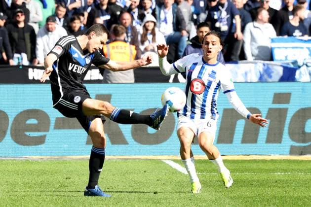DEU, DFL, 2. FBL, Hertha BSC vs. 1:FC Schalke, 17.03.2024, Berliner Olympiastadion, Berlin, DEU, DFL, 2. FBL, Hertha BSC vs. 1:FC Schalke, im Bild Michal Karbownik (Hertha BSC Berlin 6), Ron Schallenberg (Schalke 04 6) DFL - regulations prohibit any use of Photographs as image sequences and or quasi-video Foto: Juergen Engler nordphoto GmbH