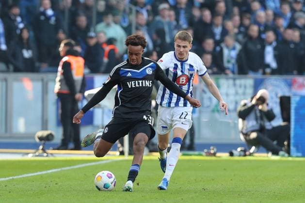 17.03.2024, xtgx, Fussball 2. Bundesliga, Hertha BSC - FC Schalke 04 emspor, v.l. Assan Ouedraogo (Schalke, 43), Marten Winkler (Hertha, 22) (DFL DFB REGULATIONS PROHIBIT ANY USE OF PHOTOGRAPHS as IMAGE SEQUENCES and or QUASI-VIDEO) Berlin