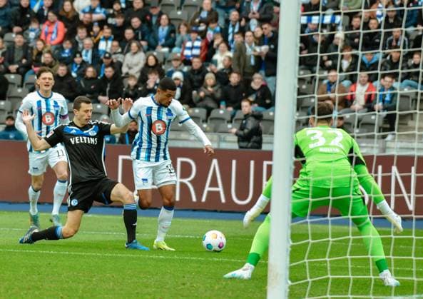 17.03.2024, xlakx, Fussball 2. Bundesliga, Hertha BSC - FC Schalke 04, emspor, v.l. Fabian Reese (Hertha BSC 11),Ron Schallenberg (FC Schalke 04 6),Jeremy Dudziak (Hertha BSC 19),Marius Mueller (FC Schalke 04 32),Zweikampf, Duell, Kampf, tackle (DFL DFB REGULATIONS PROHIBIT ANY USE OF PHOTOGRAPHS as IMAGE SEQUENCES and or QUASI-VIDEO) Berlin