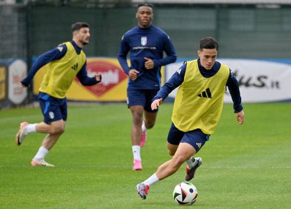 March 18, 2024, Rome: Italy s national soccer team player Giacomo Raspadori (R) attends a training session at the Giulio Onesti training centre in Rome, Italy, 18 March 2024. ANSA ETTORE FERRARI. Italy training session  - ZUMAa110 20240318_zaf_a110_018 Copyright: xEttorexFerrarix