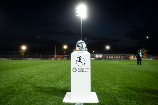 GOOGLE PIXEL Frauen Bundesliga: Bayer 04 Leverkusen - 1. FC Köln; 18.03.2024 Impressionen: der Ball vor dem Spiel; Leverkusen, 18.03.2024: 16. Spieltag der GOOGLE PIXEL Frauen Bundesliga: Bayer 04 Leverkusen - 1. FC Köln, Ulrich-Haberland-Stadion, Leverkusen. Die DFL-Bestimmungen verbieten die Verwendung von Fotografien als Bildsequenzen und oder Quasi-Videos. Copyright: xBEAUTIFULxSPORTS AxelxKohringx