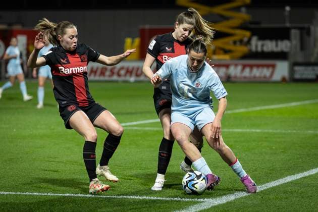 GOOGLE PIXEL Frauen Bundesliga: Bayer 04 Leverkusen - 1. FC Köln; 18.03.2024 Carlotta Wamser (1. FC Köln, 30), Lilla Turanyi (Bayer 04 Leverkusen, 24) , links Janou Levels (Bayer 04 Leverkusen, 5) ; Leverkusen, 18.03.2024: 16. Spieltag der GOOGLE PIXEL Frauen Bundesliga: Bayer 04 Leverkusen - 1. FC Köln, Ulrich-Haberland-Stadion, Leverkusen. Die DFL-Bestimmungen verbieten die Verwendung von Fotografien als Bildsequenzen und oder Quasi-Videos. Copyright: xBEAUTIFULxSPORTS AxelxKohringx