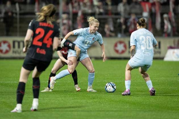 GOOGLE PIXEL Frauen Bundesliga: Bayer 04 Leverkusen - 1. FC Köln; 18.03.2024 Celina Degen (1. FC Köln, 5), Carlotta Wamser (1. FC Köln, 30), Lilla Turanyi (Bayer 04 Leverkusen, 24) ; Leverkusen, 18.03.2024: 16. Spieltag der GOOGLE PIXEL Frauen Bundesliga: Bayer 04 Leverkusen - 1. FC Köln, Ulrich-Haberland-Stadion, Leverkusen. Die DFL-Bestimmungen verbieten die Verwendung von Fotografien als Bildsequenzen und oder Quasi-Videos. Copyright: xBEAUTIFULxSPORTS AxelxKohringx
