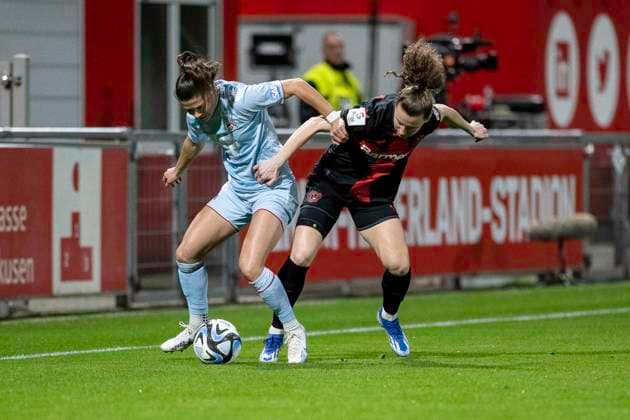 Zweikampf zwischen Martyna Wiankowska (1. FC Koeln, 26) und Synne Skinnes Hansen (Bayer 04 Leverkusen, 10). Fussball: Google Pixel Frauen-Bundesliga, Saison 2023 2024, 16. Spieltag, Bayer 04 Leverkusen - 1. FC Koeln am 18.03.2024 im Ulrich-Haberland Stadion in Leverkusen. Wichtiger Hinweis: Gemaess den Vorgaben der DFL Deutsche Fussball Liga bzw. des DFB Deutscher Fussball-Bund ist es untersagt, in dem Stadion und oder vom Spiel angefertigte Fotoaufnahmen in Form von Sequenzbildern und oder videoaehnlichen Fotostrecken zu verwerten bzw. verwerten zu lassen. Foto: Kirchner-Media TH Copyright: xKirchner-Media THx