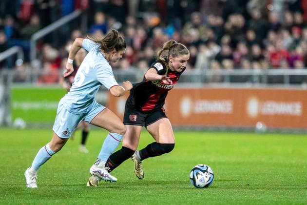 Zweikampf zwischen Martyna Wiankowska (1. FC Koeln, 26) und Karolina Lea Vilhjalmsdottir (Bayer 04 Leverkusen, 18). Fussball: Google Pixel Frauen-Bundesliga, Saison 2023 2024, 16. Spieltag, Bayer 04 Leverkusen - 1. FC Koeln am 18.03.2024 im Ulrich-Haberland Stadion in Leverkusen. Wichtiger Hinweis: Gemaess den Vorgaben der DFL Deutsche Fussball Liga bzw. des DFB Deutscher Fussball-Bund ist es untersagt, in dem Stadion und oder vom Spiel angefertigte Fotoaufnahmen in Form von Sequenzbildern und oder videoaehnlichen Fotostrecken zu verwerten bzw. verwerten zu lassen. Foto: Kirchner-Media TH Copyright: xKirchner-Media THx